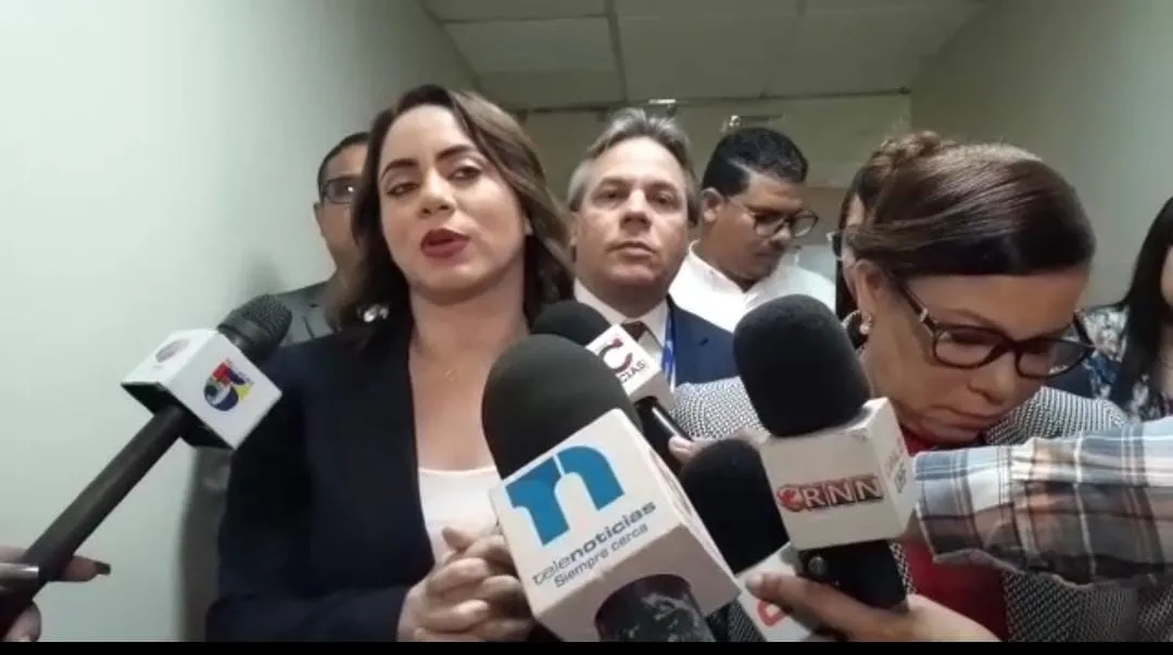 Gloria Reyes de Supérate tranquila tras rendir cuenta en el Senado del millonario fraude con tarjetas