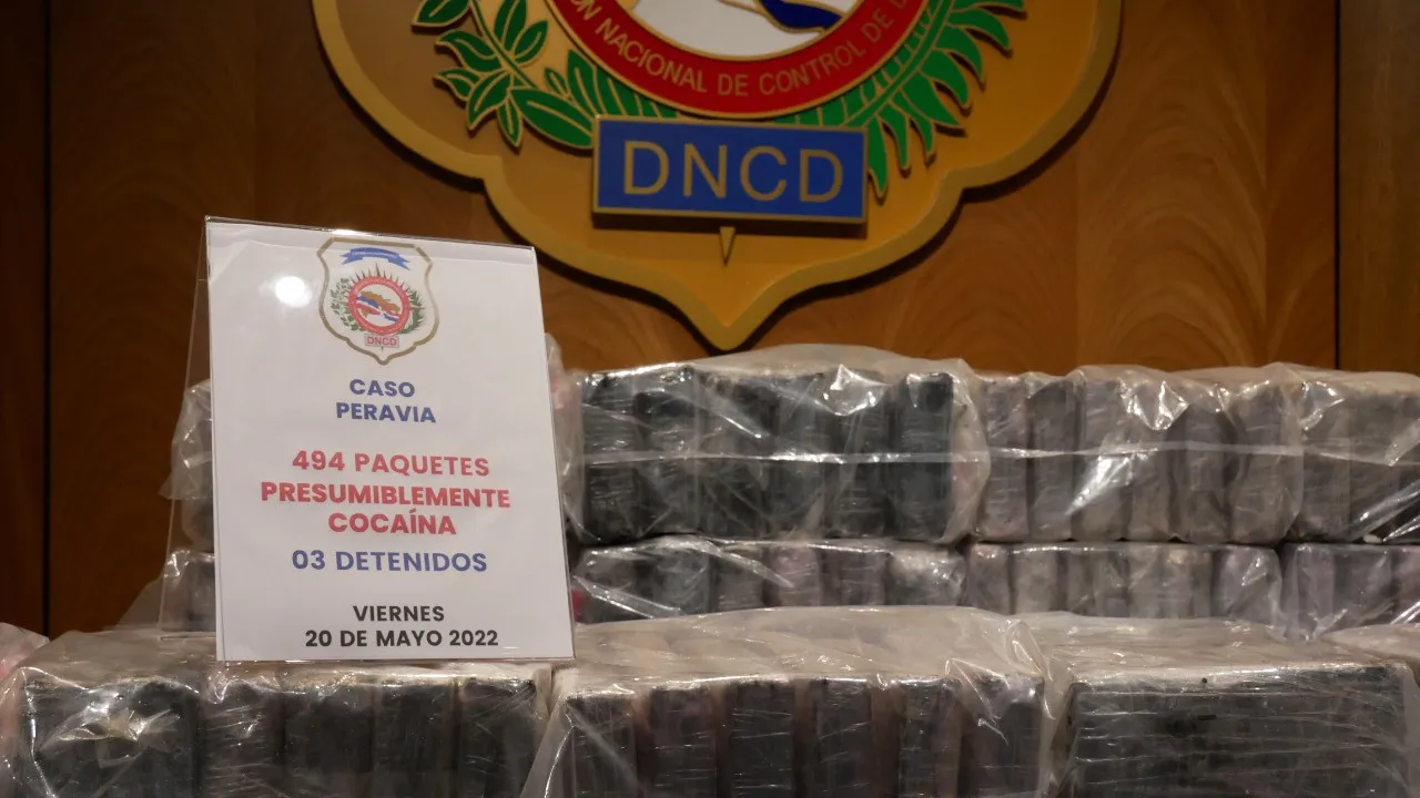 Tres hombres apresados y 494 paquetes de cocaína confiscados en operativo