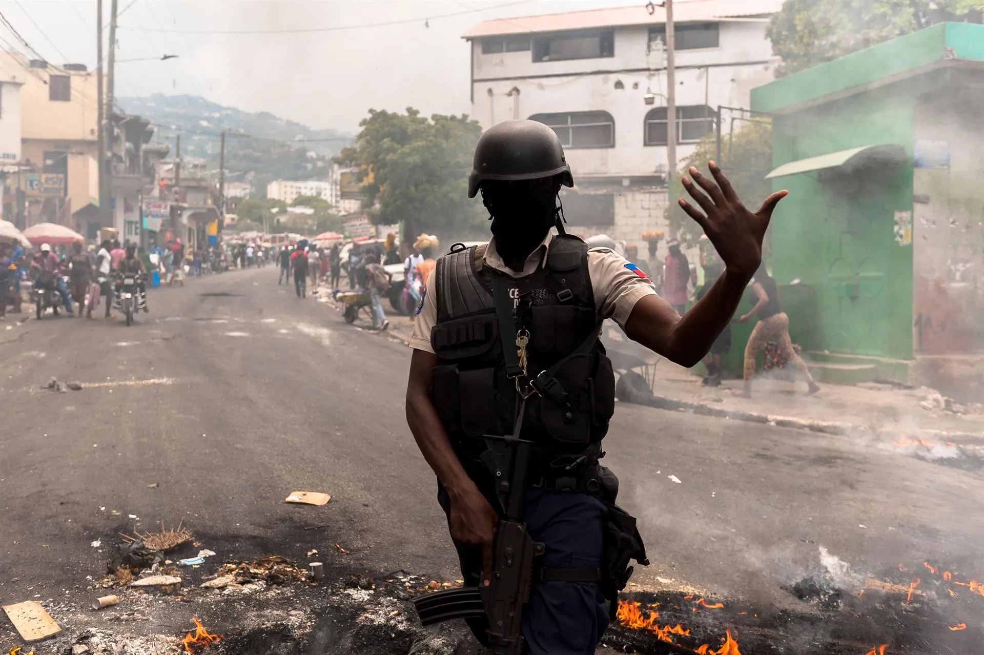 Miembros de bandas armadas queman vivo a un exsenador en Puerto Príncipe