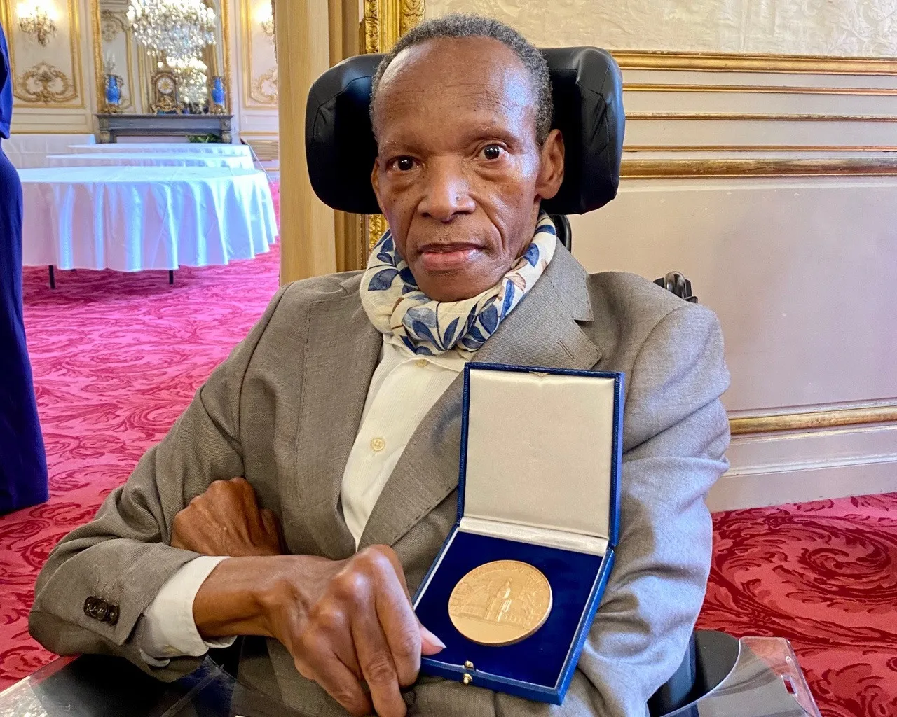 Senado de Francia entrega medalla de reconocimiento al artista dominicano Vicente Pimentel