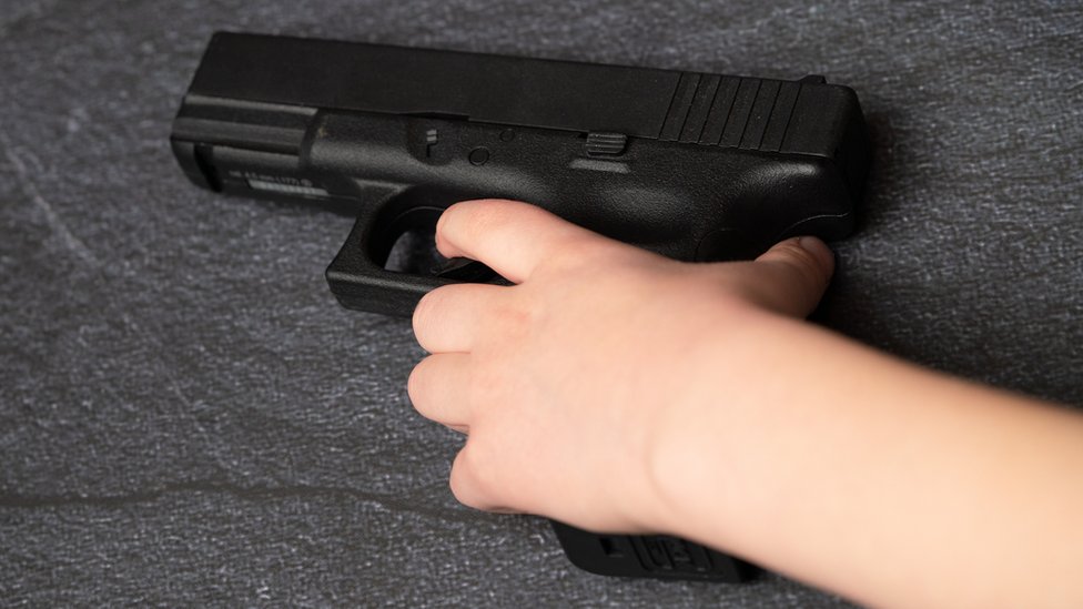 Un bebé de 2 años mata a su padre por accidente con una pistola en EEUU