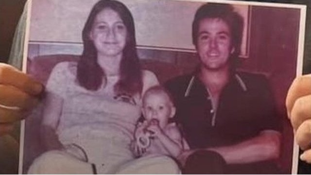 Encuentran sana y salva a la hija secuestrada de una pareja asesinada hace 42 años en Texas