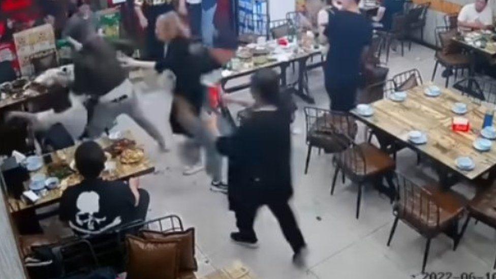 China: el brutal ataque contra un grupo de mujeres que se viralizó en un video y provocó una ola de indignación