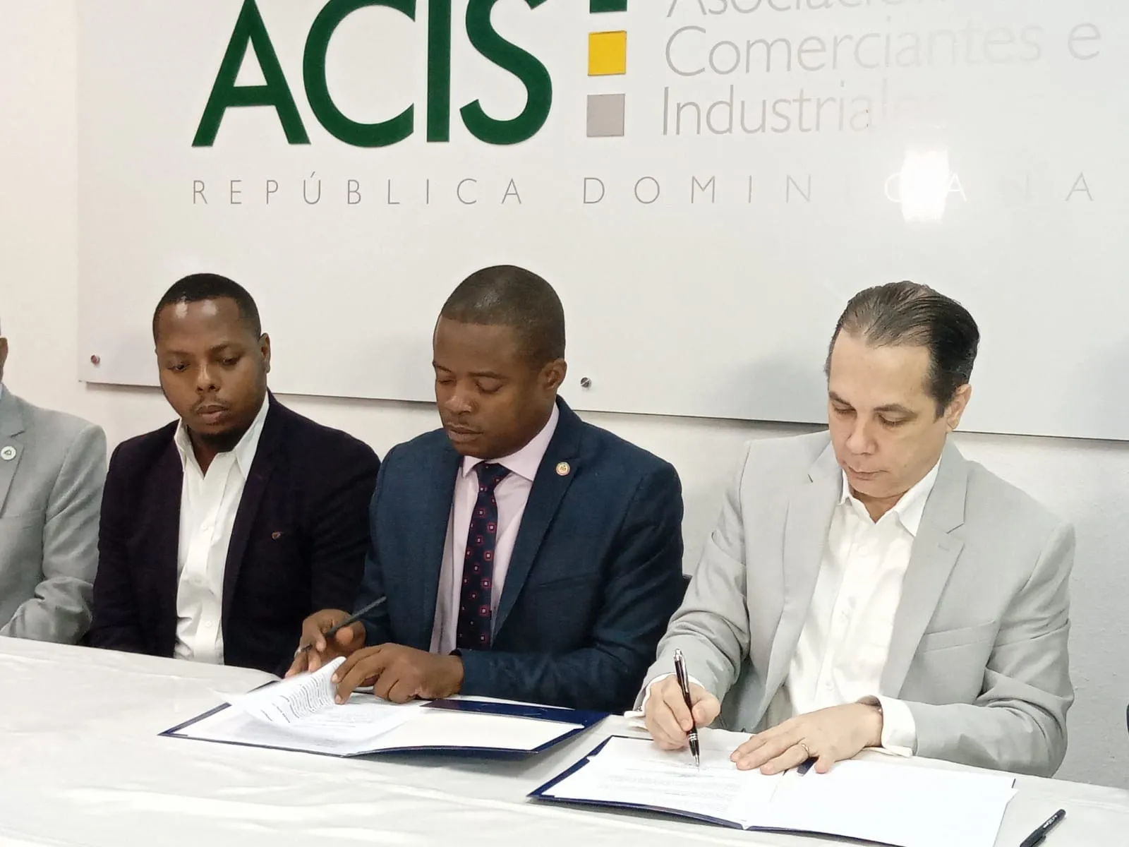 Comerciantes de Santiago echan para atrás acuerdo firmado con el excónsul haitiano