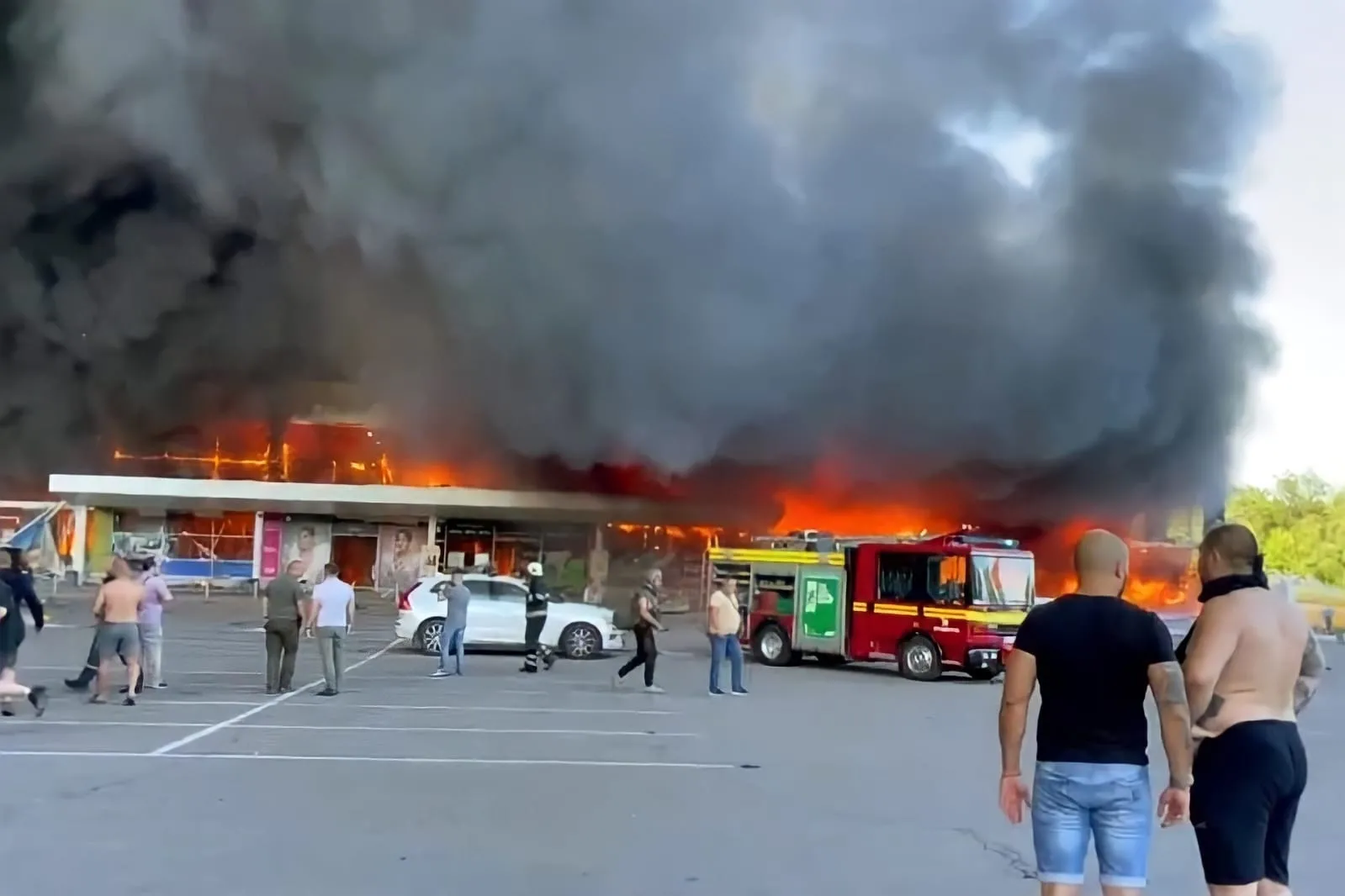 Al menos dos muertos en ataque contra centro comercial en centro de Ucrania