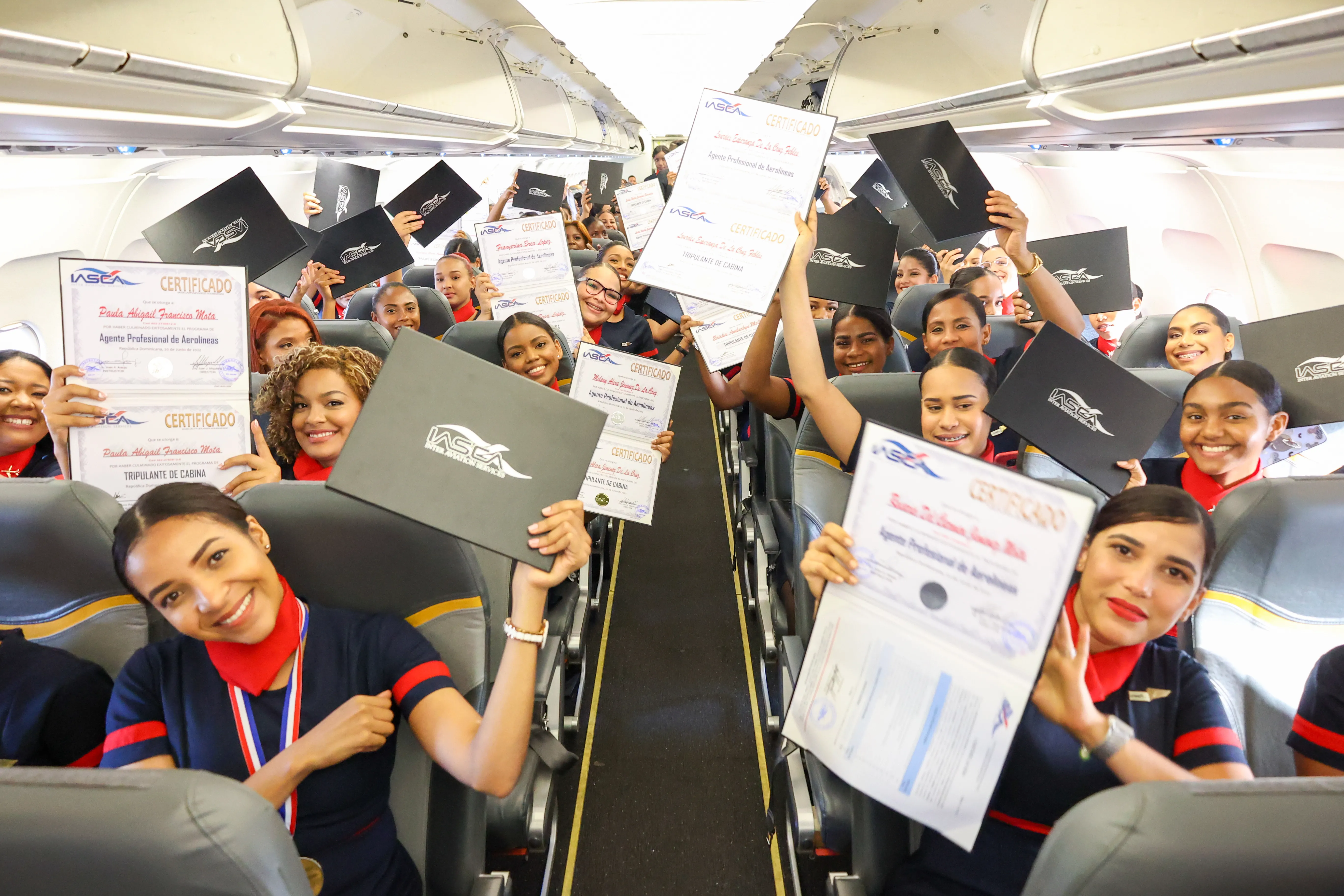 IASCA gradúa en avión en vuelo a 100 estudiantes dominicanos