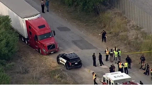 Encuentran 46 migrantes muertos en un camión en Texas