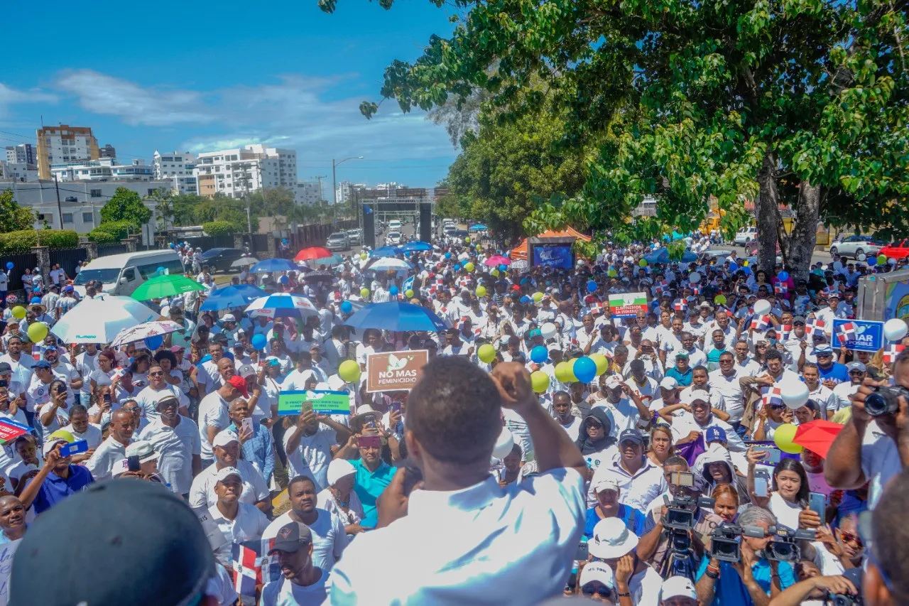 Miles de personas marcharon este domingo contra la violencia