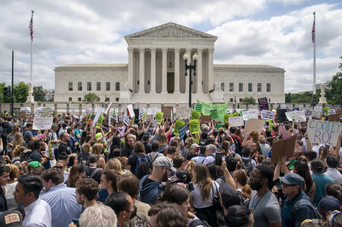 Cientos de personas protestan ante el Supremo de EEUU contra fallo del aborto