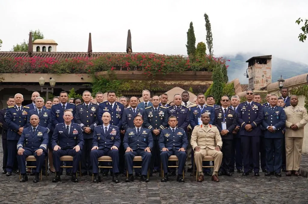 Comandante General participa en Conferencia de Jefes de Fuerzas Aéreas en Guatemala