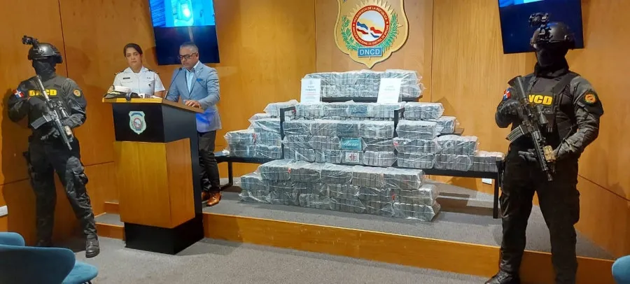 Ocupan 371 paquetes de cocaína a dos hombres en una embarcación en Peravia