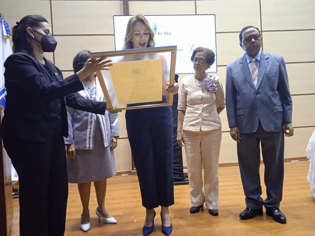 Margarita Luciano López recibe Premio de Literatura Infantil