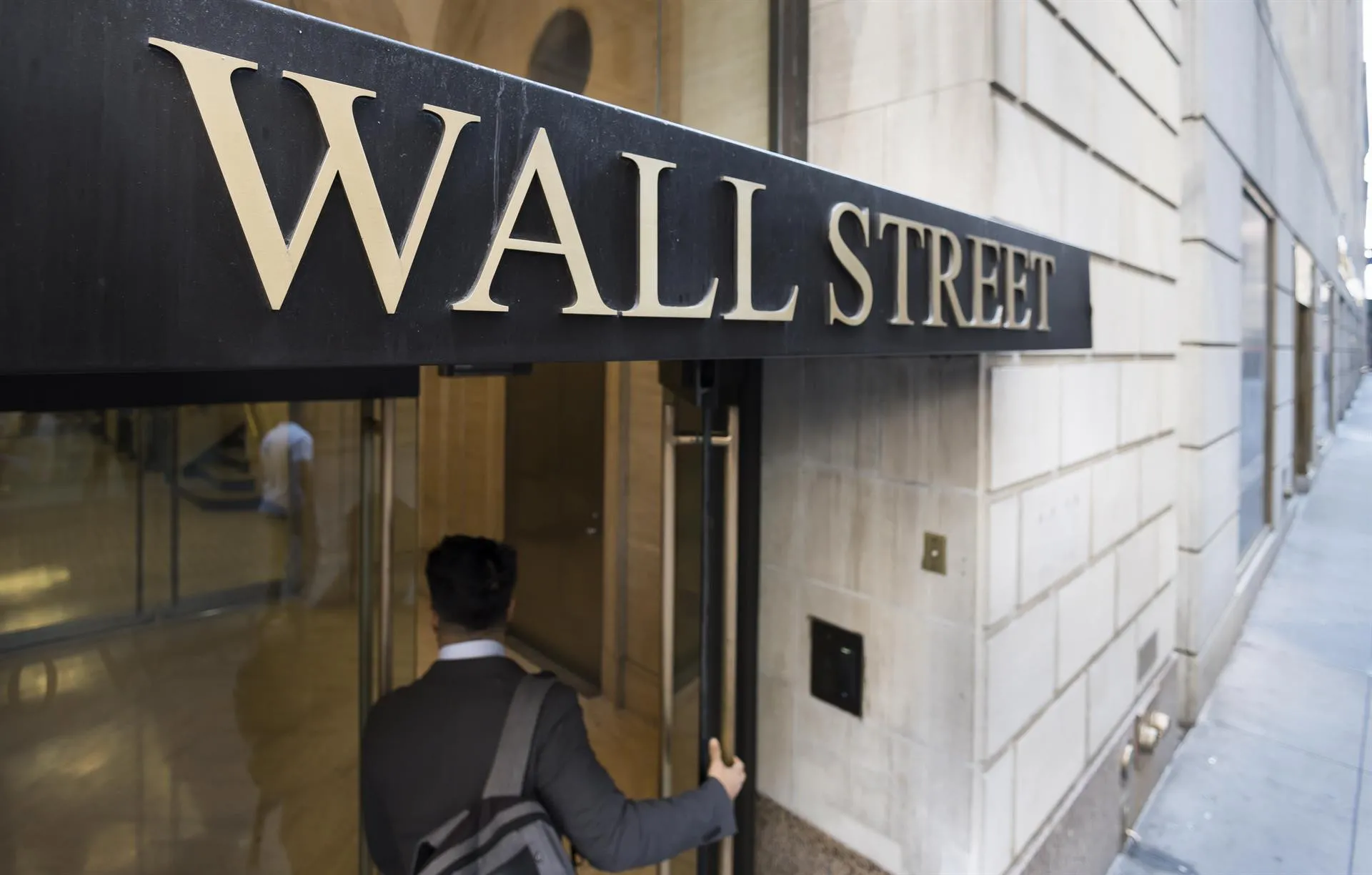 Wall Street abre en rojo y el Dow baja un 1,67 %