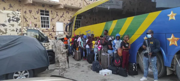 Detenido conductor de Caribe Tours que transportaba 24 haitianos indocumentados