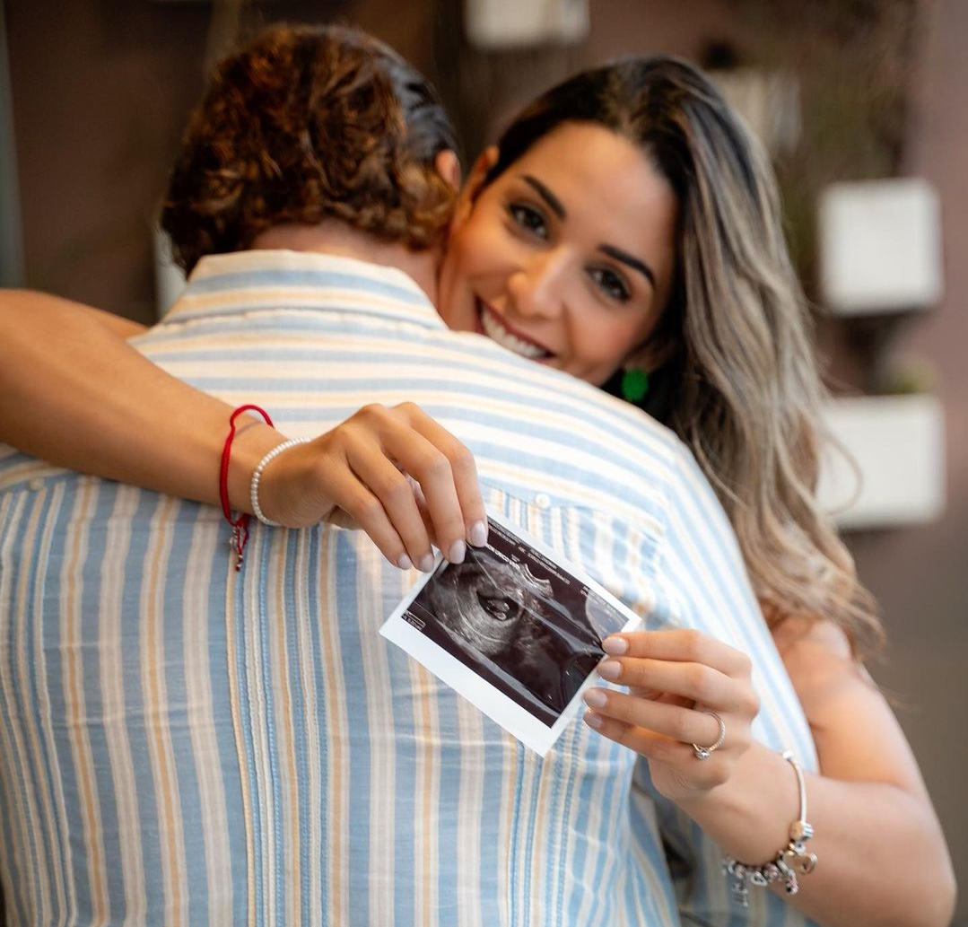 Carlos de la Mota y Laura Pérez anuncian su embarazo