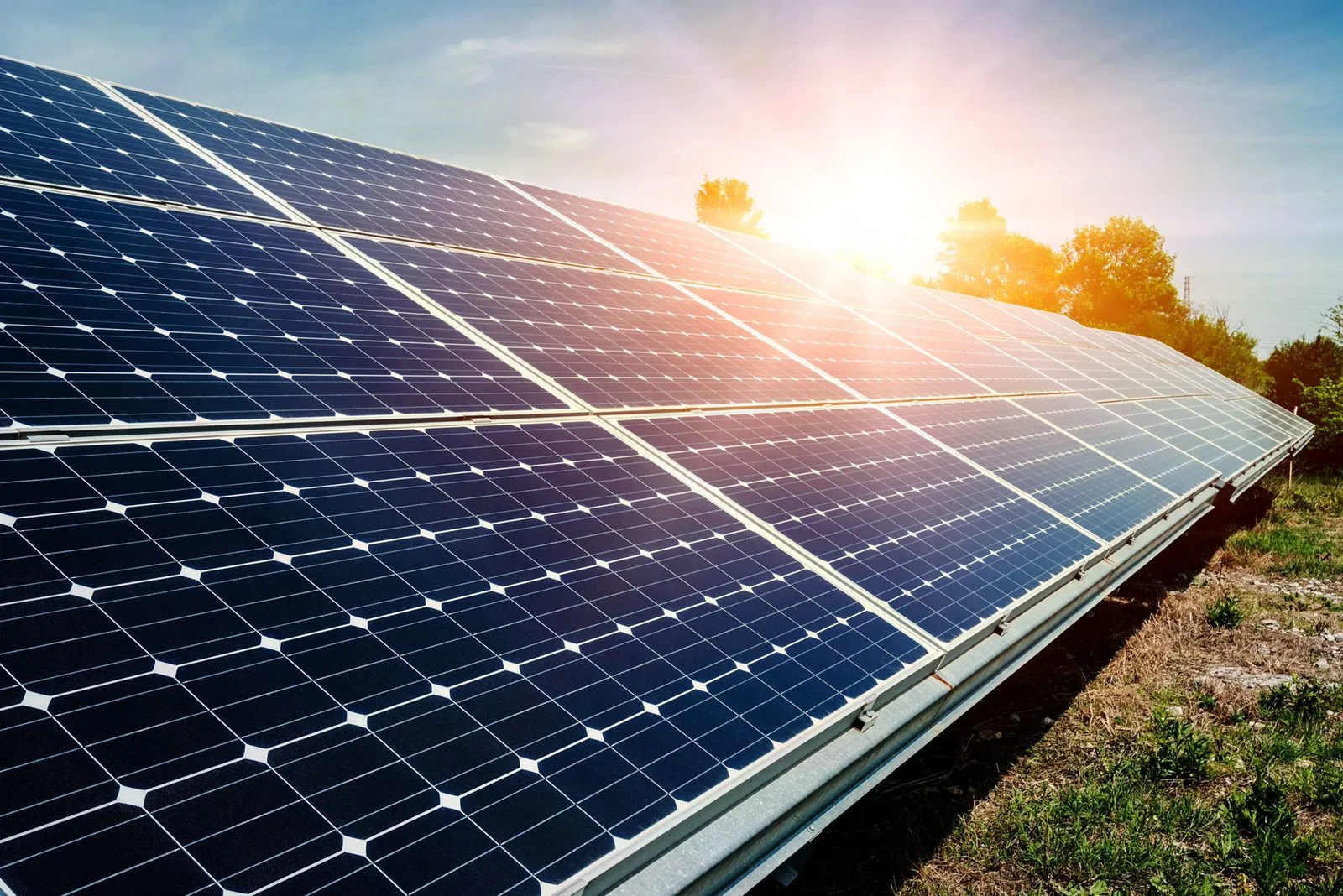 AES forma alianza para invertir US$6,000 millones en energía solar 