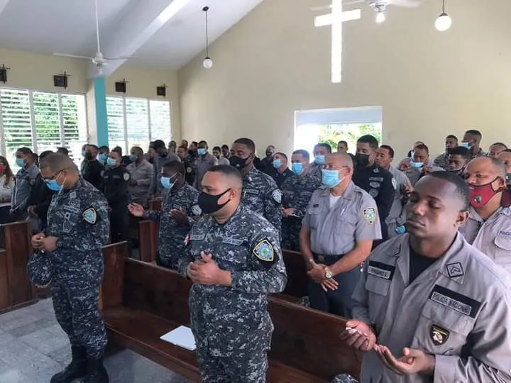 Niegan espionaje en iglesias al ordenar a policías participar en misas y cultos
