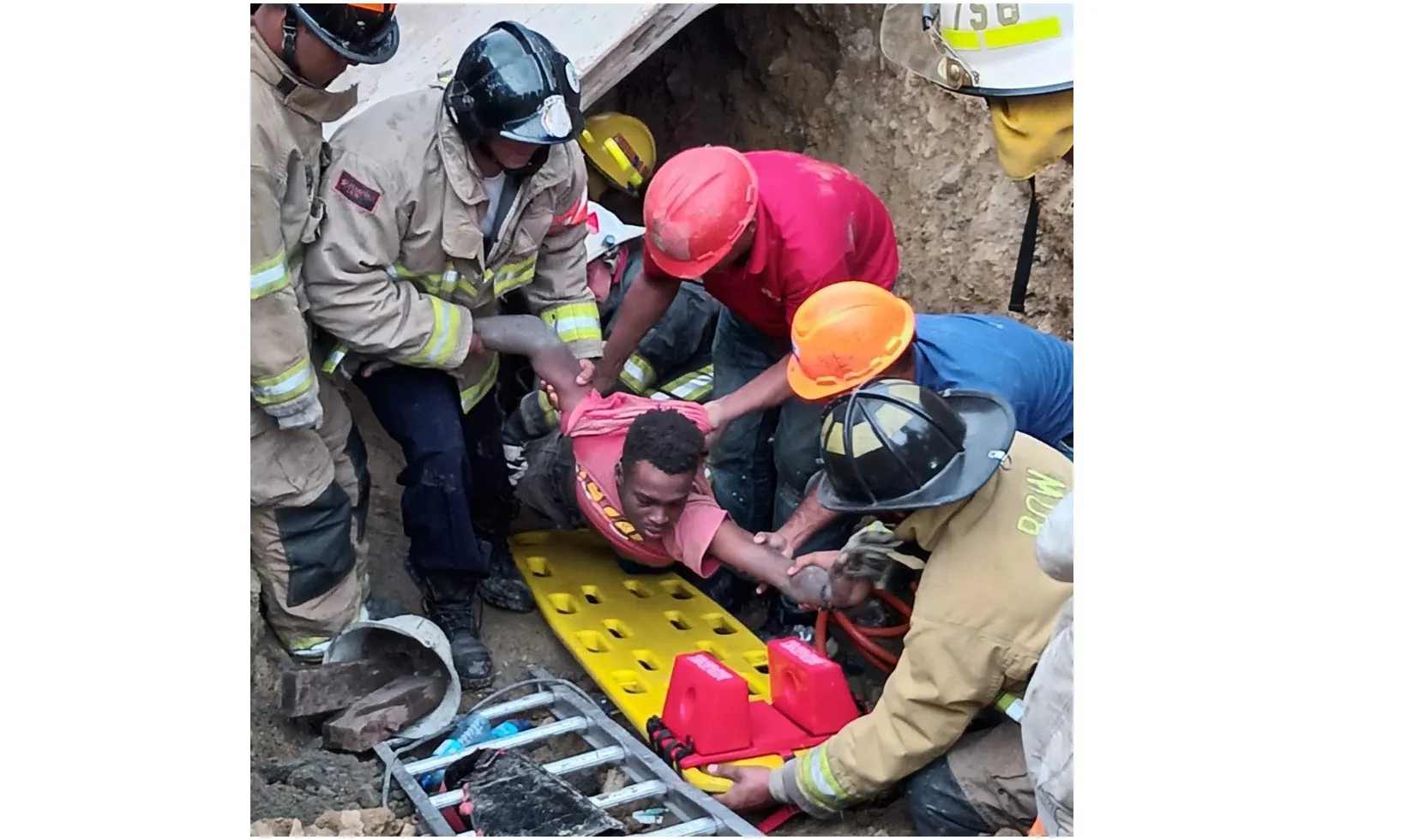 Rescatan sanos y salvos a obreros atrapados en derrumbe en Santiago