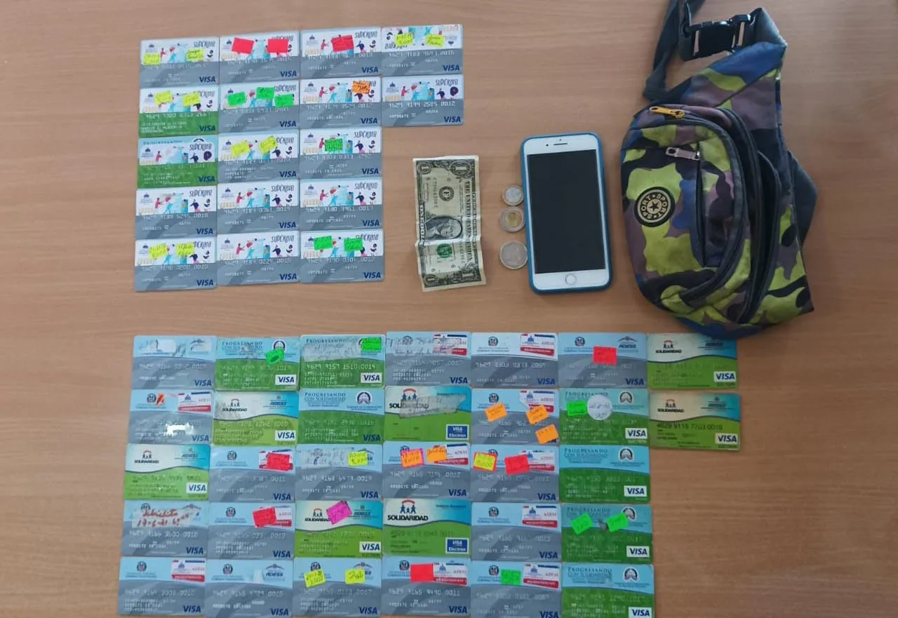 Arrestan a dos hombres con 391 tarjetas de Supérate que serían clonadas