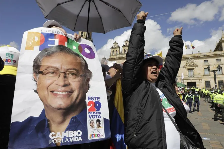 Colombia abre colegios electorales para elegir hoy entre Petro y Hernández
