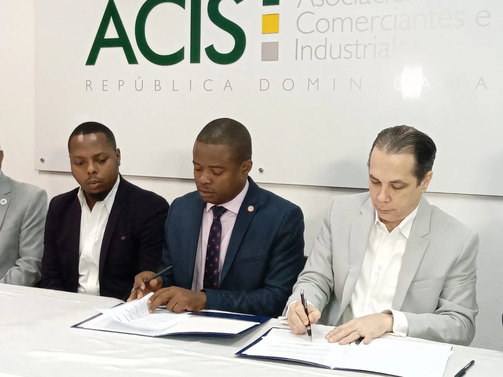 Cónsul Haití en Santiago y presidente ACIS firman acuerdo mejorar comercio