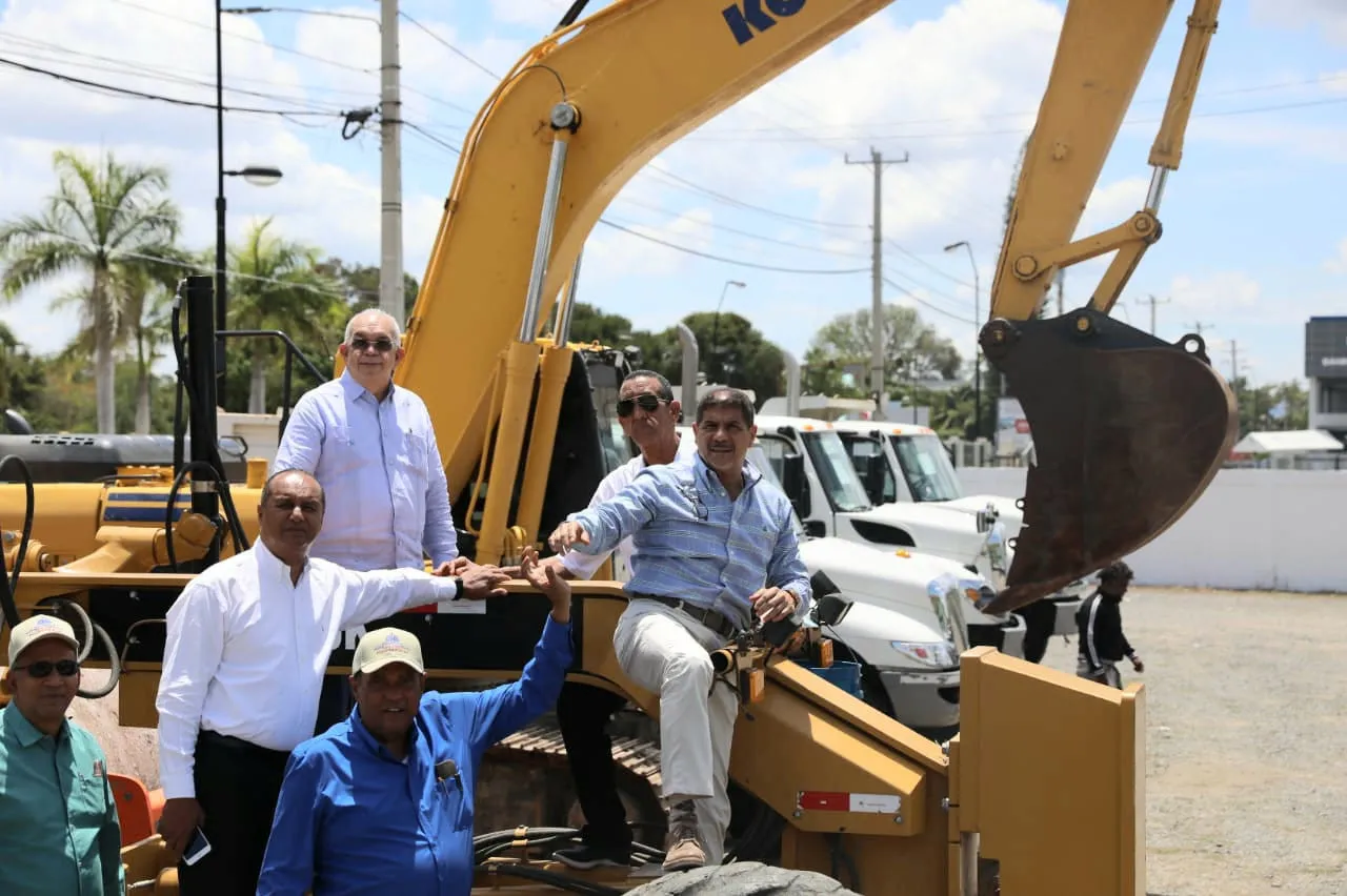 Entregan maquinarias para reparar caminos de agricultores en San Juan