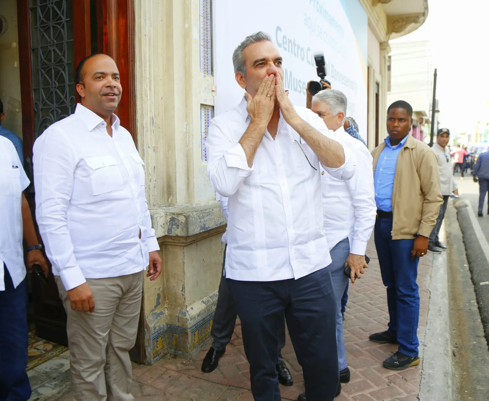 Abinader deja obras iniciadas y promete otras en su paso por Santiago