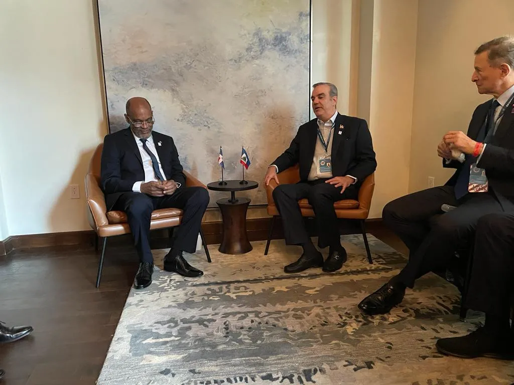 Abinader y Henry acuerdan regularizar a los haitianos en República Dominicana