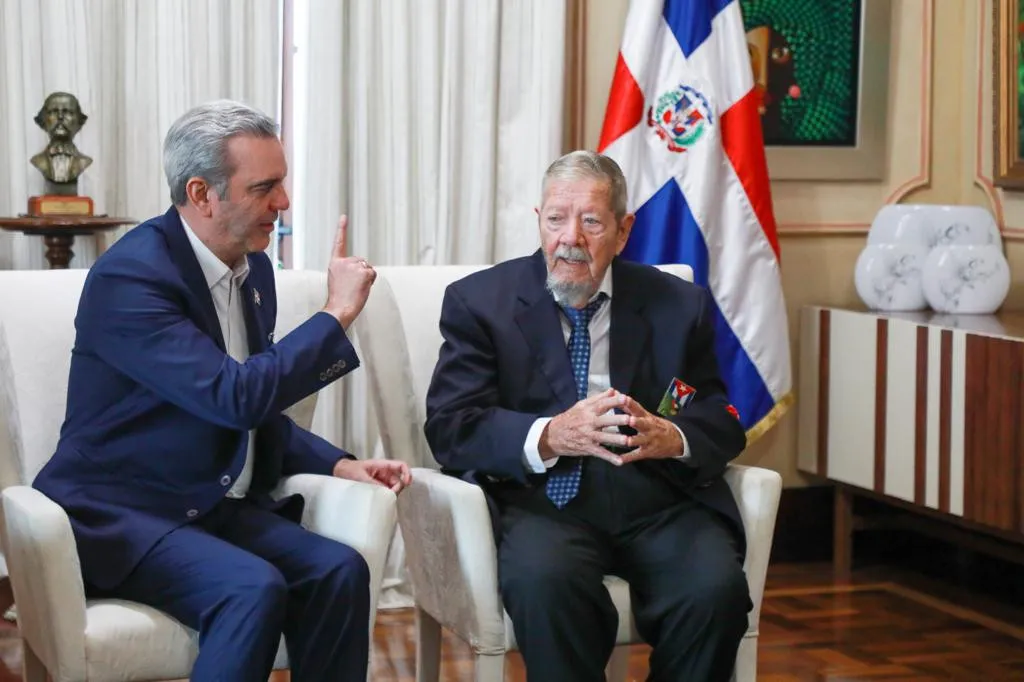 Abinader recibe al comandante cubano y héroe dominicano Gómez Ochoa