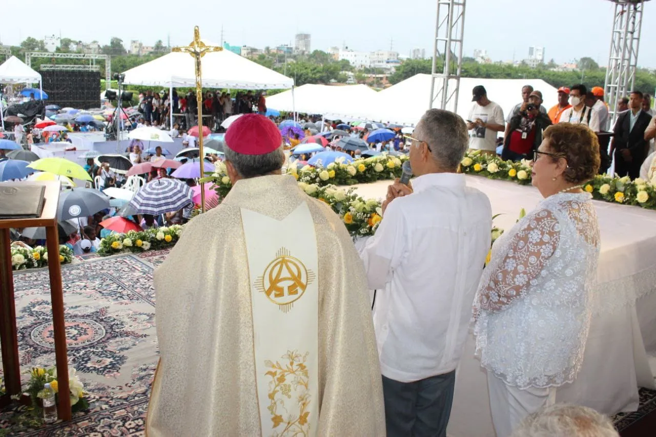 Miles se congregan en el Faro a Colón para celebrar Corpus Christi