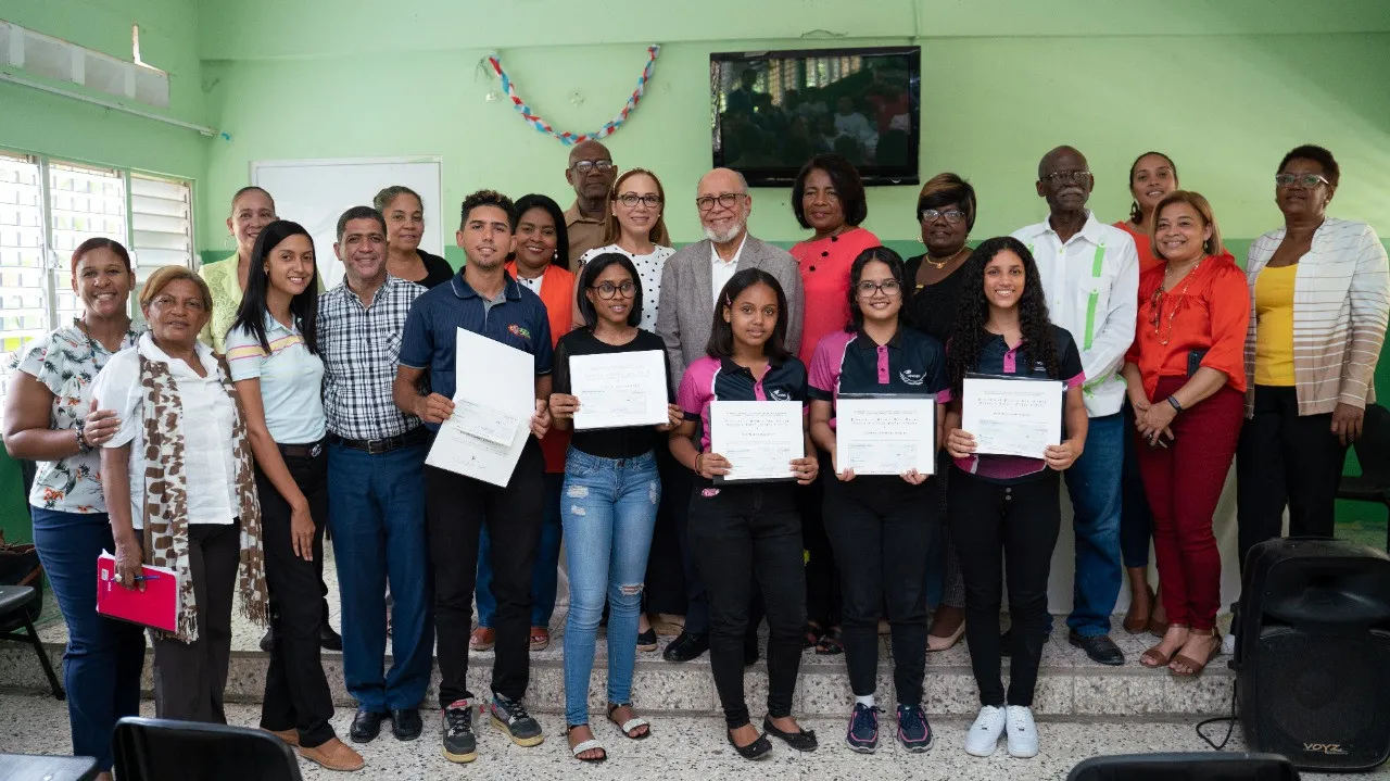 Dominicanos residentes en Chicago premian a cinco estudiantes en Manoguayabo