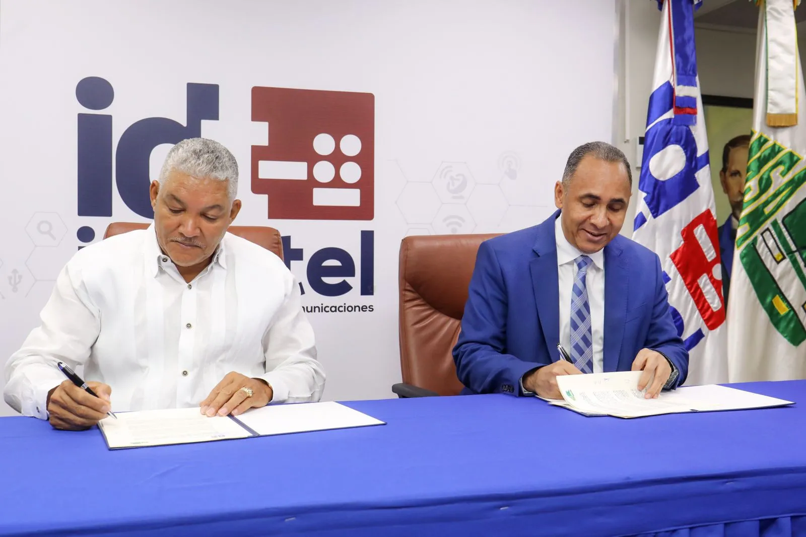 Indotel y OMSA firman acuerdo que dará WiFi gratuito en autobuses