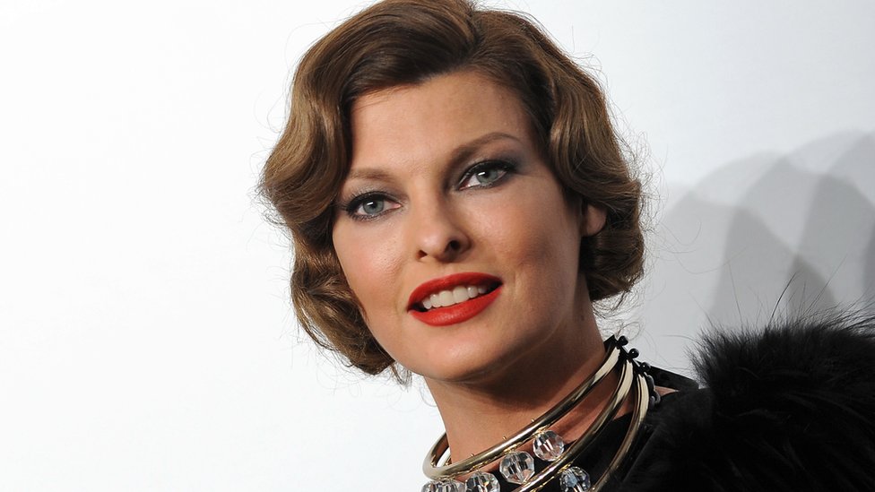 Linda Evangelista alcanza un acuerdo con la empresa cosmética que la dejó permanentemente deformada
