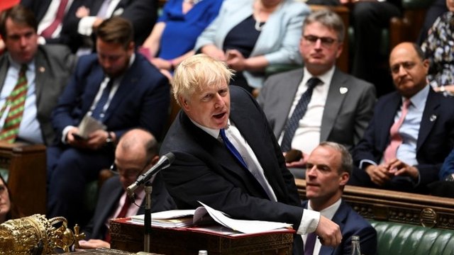 El histórico motín en el gobierno británico frente a la insistencia de Boris Johnson de aferrarse al poder (y qué puede pasar ahora)