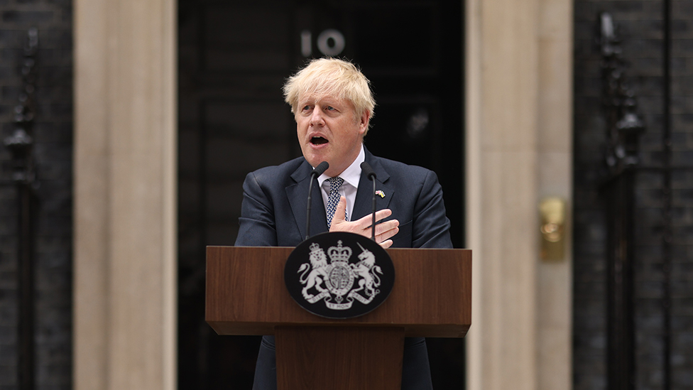Boris Johnson: ¿cómo es posible que renuncie pero pueda seguir como primer ministro de Reino Unido?