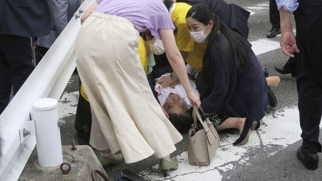 Shinzo Abe: el ex primer ministro de Japón resulta herido grave tras ser dispararado durante un evento electoral