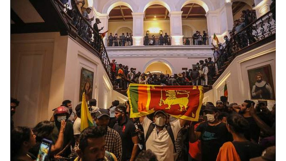Sri Lanka: miles de manifestantes toman el palacio presidencial y fuerzan a huir al primer ministro