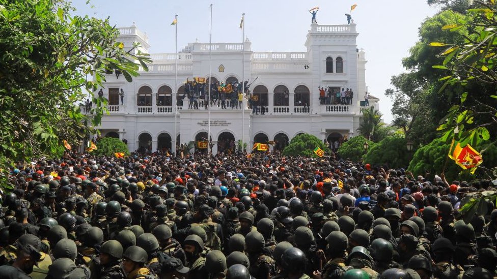 Sri Lanka: las imágenes de las protestas masivas en que provocaron la huida del presidente del país