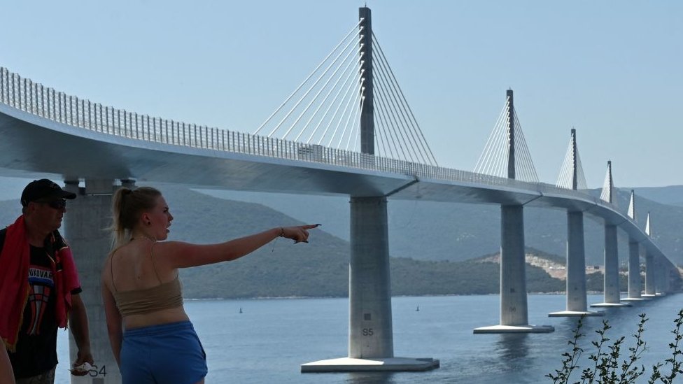 El espectacular puente (de construcción china) que une por fin el territorio de Croacia