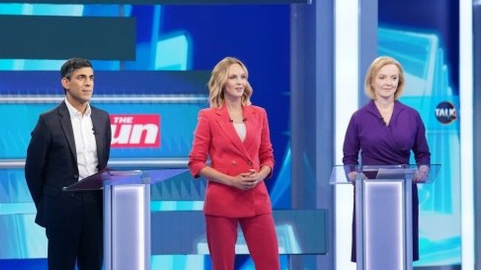 El desmayo de una presentadora durante un debate entre los candidatos a suceder a Boris Johnson en Reino Unido