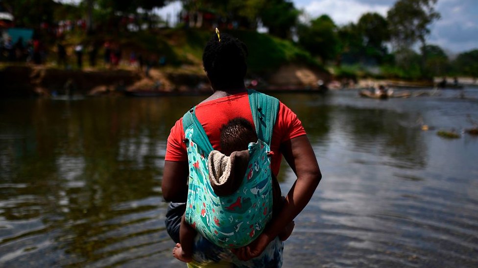 Después de arrojar a sus dos hijos, el hombre se lanzó al vacío: el duro relato de los médicos que atienden a migrantes en la selva del Darién
