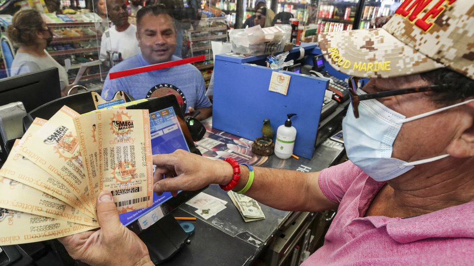Ganan un premio de lotería por US$1300 millones, el tercero más grande en la historia de EEUU