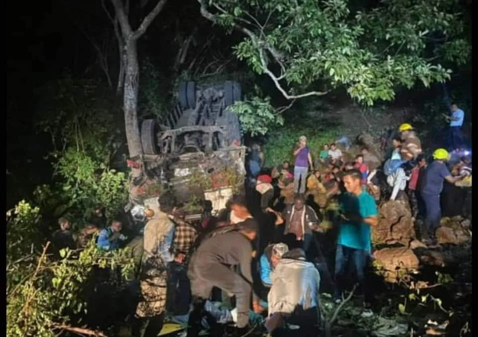 Autobús con decenas de pasajeros cae en un abismo en Nicaragua