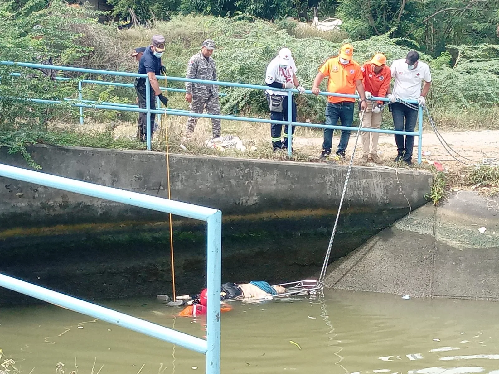 Encuentran cadáver en canal de Santiago