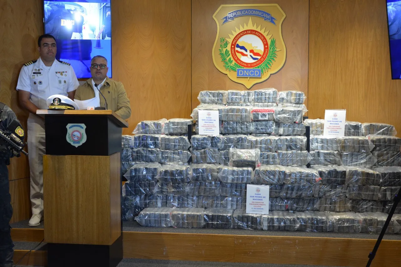 Autoridades confiscan 806 paquetes que podrían contener cocaína
