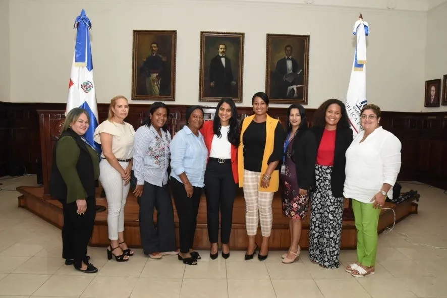 Realizan encuentro para impulsar el empoderemiento económico de las mujeres en Santiago