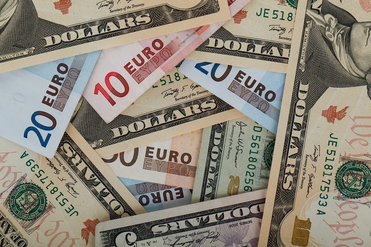 El euro cotizó por debajo del dólar por primera vez en veinte años