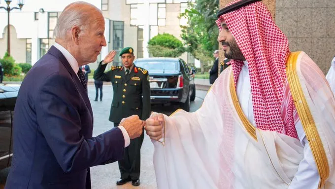 Choque de puñitos entre Biden y Bin Salmán cierra capítulo de asesinado Khashoggi