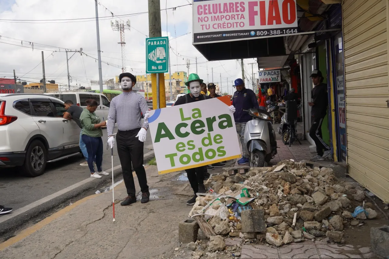 Ayuntamiento SDE llama a comercios a desocupar las aceras en San Vicente de Paul