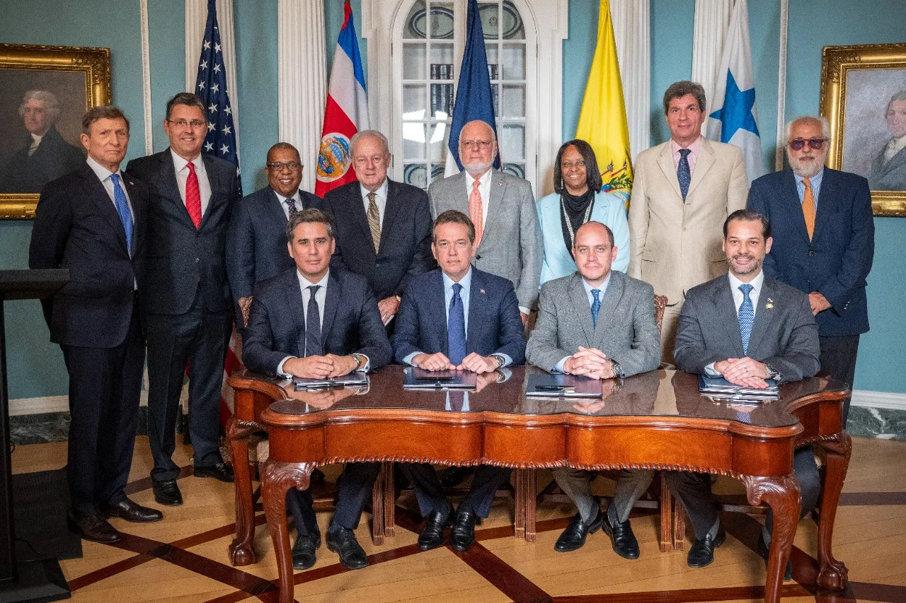 Alianza para el Desarrollo en Democracia firma acuerdo con EEUU para suministro e inversiones